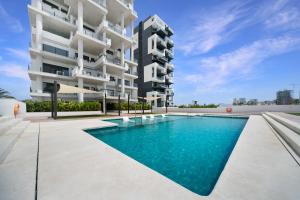 una piscina frente a un edificio en Calpe Silver Tower 5B, en Calpe