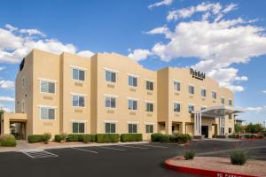 an exterior view of a hotel with a parking lot at Fairfield by Marriott Inn & Suites Scottsdale Old Town in Scottsdale