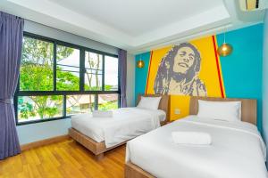 เตียงในห้องที่ Anchan Boutique Hotel