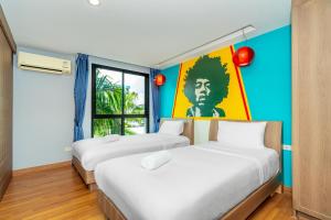 เตียงในห้องที่ Anchan Boutique Hotel