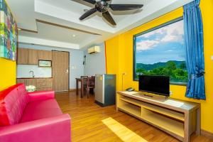 TV a/nebo společenská místnost v ubytování Anchan Boutique Hotel