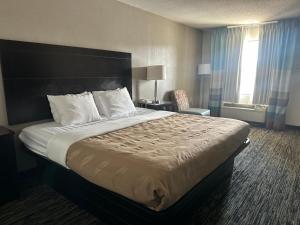 Quality Inn Calhoun North I-75客房内的一张或多张床位