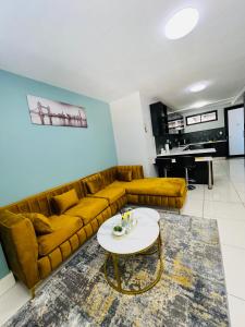 温特和克LUXURY STAY Apartment CBD 77的客厅里有一张沙发和一张桌子。 更多57张照片