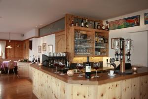 Nápoje v ubytování Hotel Am Reschensee + 19 fotografií
