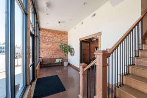 un pasillo con escaleras y una pared de ladrillo en Courtyard King - Room 3, en Versailles