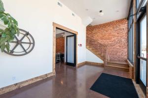 un pasillo abierto con una pared de ladrillo y una escalera en Courtyard King - Room 3, en Versailles