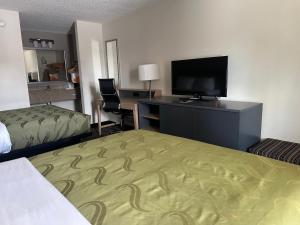 Quality Inn Calhoun North I-75客房内的一张或多张床位