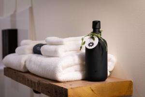 una bottiglia di vino seduta su un mucchio di asciugamani di Cozy Corner - Room 5 a Versailles