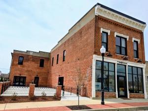 un edificio in mattoni rossi con finestre e un semaforo di Cozy Corner - Room 5 a Versailles