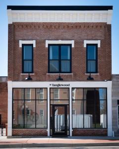 un edificio in mattoni con porte in vetro su una strada di Cozy Corner - Room 5 a Versailles