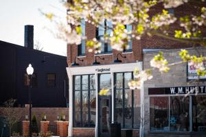 un negozio di fronte a un edificio in mattoni con finestre di Cozy Corner - Room 5 a Versailles Altre 3 foto