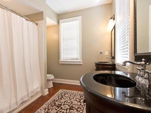 サバンナにあるHabersham Houseのバスルーム(黒い洗面台、トイレ付) +30枚の写真