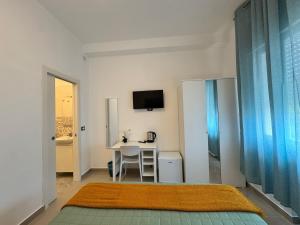a white room with a table and a chair and a table at United Apartment in Venice +15 photos