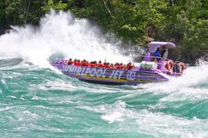 ナイアガラフォールズにあるHoliday Inn Niagara Falls State Park Entry by IHGの水上の船乗り集団