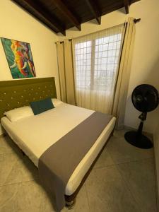 Una cama o camas en una habitación de Hotel boutique san pablo H4 8 fotos más