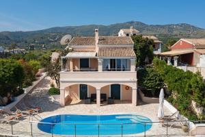 Bazén v ubytovaní Villa Yolanda by Villa Plus alebo v jeho blízkosti