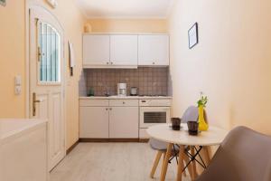 Kuchyňa alebo kuchynka v ubytovaní Villa Yolanda by Villa Plus