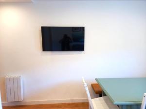 Televízia a/alebo spoločenská miestnosť v ubytovaní Apartamento luminoso en La Molina