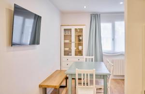 Televízia a/alebo spoločenská miestnosť v ubytovaní Apartamento luminoso en La Molina