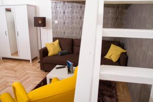 ブダペストにあるLovag Apartmanのリビングルーム(二段ベッド1組、ソファ付)