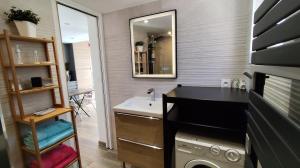 Kuchyň nebo kuchyňský kout v ubytování Logement avec jardin et jacuzzi privé au cœur de la Provence pour 2 adultes 1 enfant classé 4 étoiles + 37 fotografií