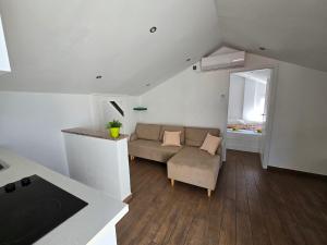 una sala de estar con un sofá y una mesa en Villa Mandza, en Novalja