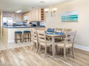 - une cuisine avec une table à manger et des chaises dans l'établissement Sandpiper 205, à Tybee Island