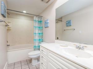 une salle de bain avec un lavabo, des toilettes et une baignoire dans l'établissement Sandpiper 205, à Tybee Island 21 autres photos