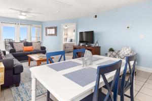 TV a/nebo společenská místnost v ubytování Sandpiper 301