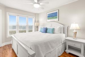 Postel nebo postele na pokoji v ubytování Sandpiper 301