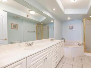 Koupelna v ubytování Sandpiper 301 + 30 fotografií