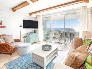 un salon avec vue sur l'océan dans l'établissement Ocean Song 333, à Tybee Island