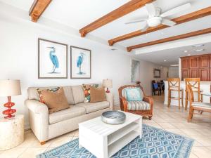 un salon avec un canapé et une table dans l'établissement Ocean Song 333, à Tybee Island