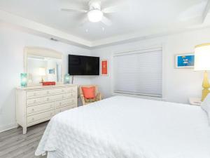 - une chambre blanche avec un lit blanc et une télévision dans l'établissement Ocean Song 333, à Tybee Island 32 autres photos