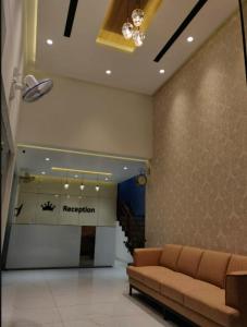 a lobby with a couch in a building at kingdom in Itʼkhvisi