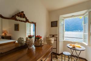 Posezení v ubytování Terrace on Orrido di Nesso Waterfall by Rent All Como