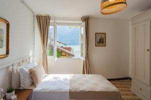 Postel nebo postele na pokoji v ubytování Terrace on Orrido di Nesso Waterfall by Rent All Como