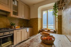 Kuchyň nebo kuchyňský kout v ubytování Terrace on Orrido di Nesso Waterfall by Rent All Como