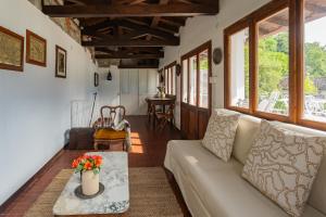 Posezení v ubytování Terrace on Orrido di Nesso Waterfall by Rent All Como