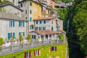 Zahrada ubytování Terrace on Orrido di Nesso Waterfall by Rent All Como