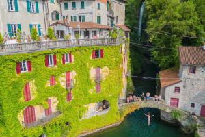 Zahrada ubytování Terrace on Orrido di Nesso Waterfall by Rent All Como