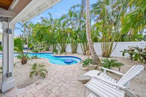 Bassein majutusasutuses Coconut Lagoon - Lovely Historic Renovated Cottage wHuge Heated Pool Backyard OasisCabanaBar või selle lähedal