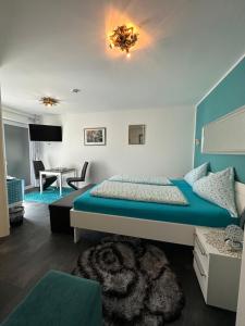 a bedroom with a bed and a living room at Gästehaus Jupp und Kerstin Korz GbR in Hackenheim