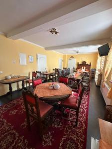 a dining room with tables and chairs in a room at Gästehaus Jupp und Kerstin Korz GbR in Hackenheim