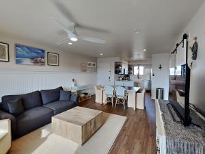 un salon avec un canapé et une table dans l'établissement Lighthouse Point 7C, à Tybee Island