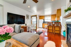 een woonkamer met een bank en een keuken bij Walk to Ocean Manhattan Beach Home with Deck in Manhattan Beach +16 foto's