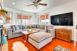 een woonkamer met een bank en een tv bij Walk to Ocean Manhattan Beach Home with Deck in Manhattan Beach