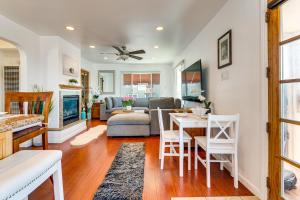 een woonkamer met een tafel en een bank bij Walk to Ocean Manhattan Beach Home with Deck in Manhattan Beach