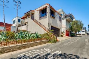 een huis aan de kant van een straat bij Walk to Ocean Manhattan Beach Home with Deck in Manhattan Beach