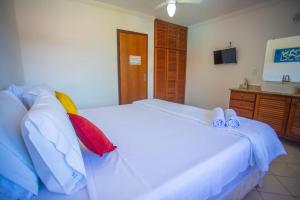 a bedroom with two white beds and a sink at Casa Residencial Jerusalém II in Santa Cruz Cabrália
